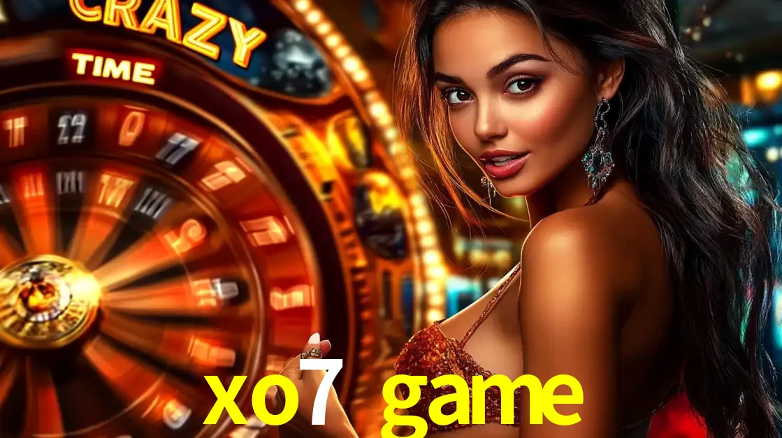 Mulher ao lado da roda de prêmios do jogo de cassino ao vivo Crazy Time, um dos shows de jogos mais emocionantes oferecidos pela plataforma de apostas xo7 game.