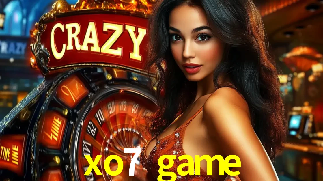 Mulher glamourosa olhando para a câmera com a roda vermelha do Crazy Time ao fundo em um ambiente de cassino, destacando a emoção dos jogos ao vivo no xo7 game.