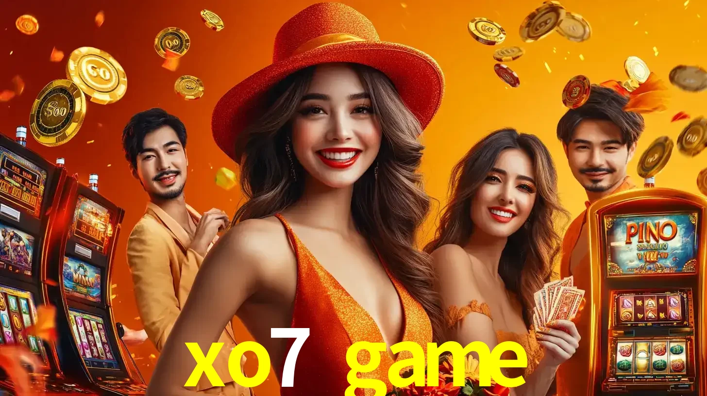 Grupo de amigos asiáticos sorrindo e se divertindo com máquinas de caça-níqueis em um ambiente festivo, celebrando suas vitórias nos jogos de cassino do xo7 game.
