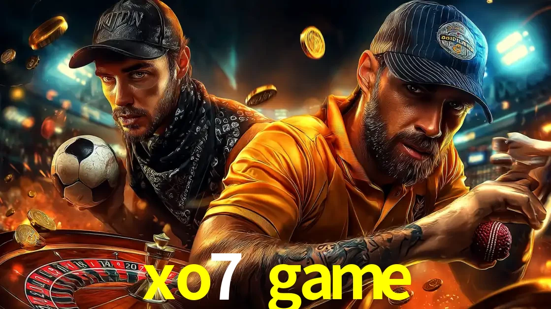 Montagem de apostas esportivas e cassino no xo7 game, com um homem segurando uma bola de futebol e outro uma de beisebol sobre uma roleta e moedas voadoras.