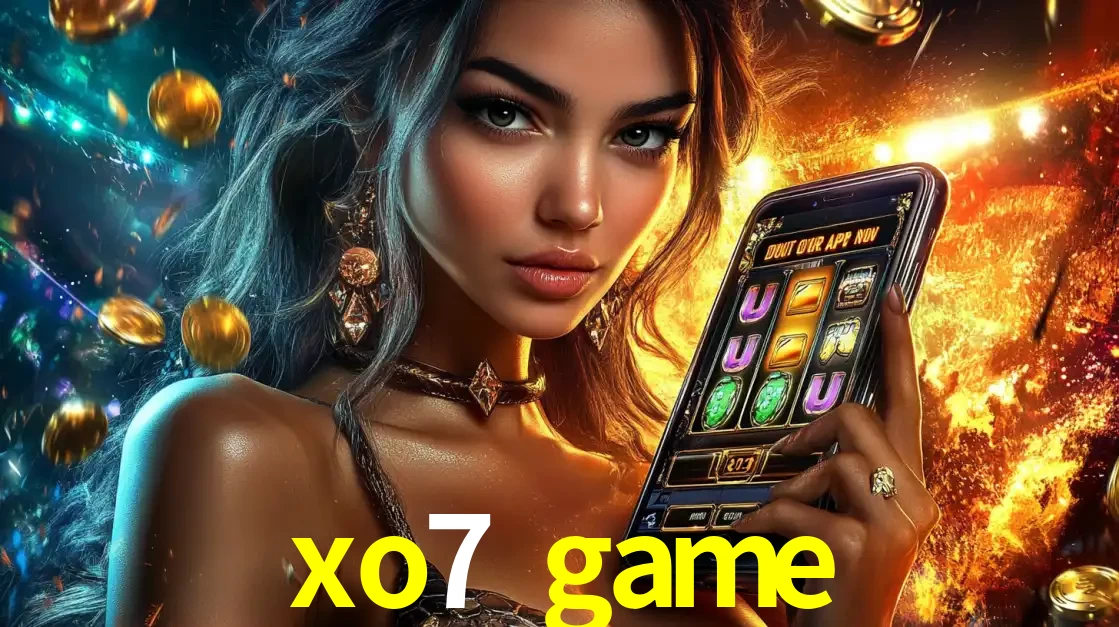 Mulher elegante mostrando um jogo de caça-níqueis em seu smartphone, destacando a experiência de cassino móvel oferecida pelo aplicativo xo7 game.